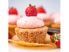 草莓控福音！松軟香甜的草莓紙杯蛋糕